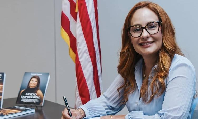 EUA: Flavia Ten�rio lan�a seu primeiro livro na biblioteca p�blica de Orlando