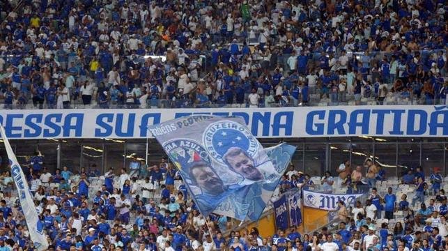 Torcedor do Cruzeiro morre atropelado ao deixar o Mineir�o - foto: Gladyston Rodrigues/EM/D.A. Press
