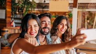 Bares se adaptam em cen�rio de recorde de turistas estrangeiros no Brasil