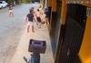 V�deo: homem ataca ex com machado e � morto por pedestre com barra met�lica