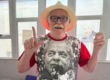 José de Abreu chama atenção ao usar camiseta de Lula em reduto de ex-militares