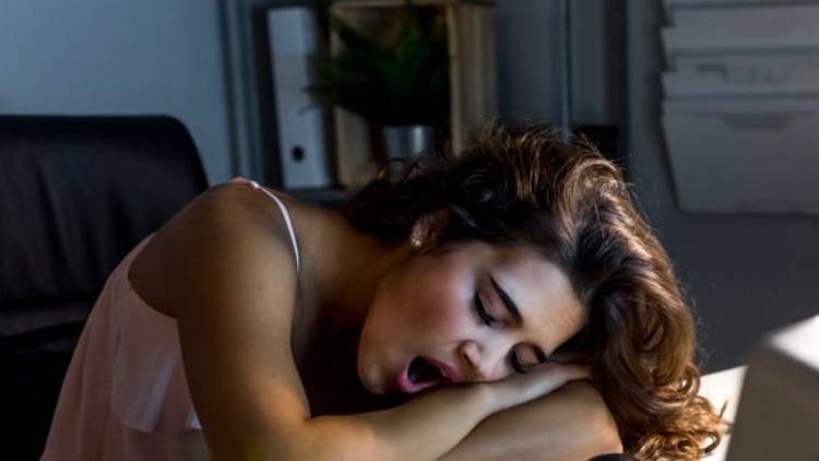 Por que você adia a hora de dormir mesmo estando cansado? A ciência explica