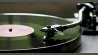 Entenda por que colecionar vinil virou um investimento lucrativo e aprenda a identificar se aquele disco guardado pode valer uma nota preta no mercado