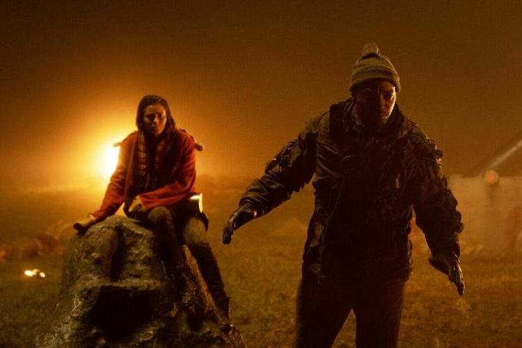 Jamie Dornan e Anthony Mackie em Synchronic.