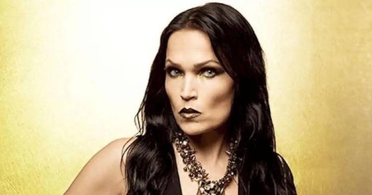 Tarja Turunen canta 'Ovelha Negra' em show no Brasil