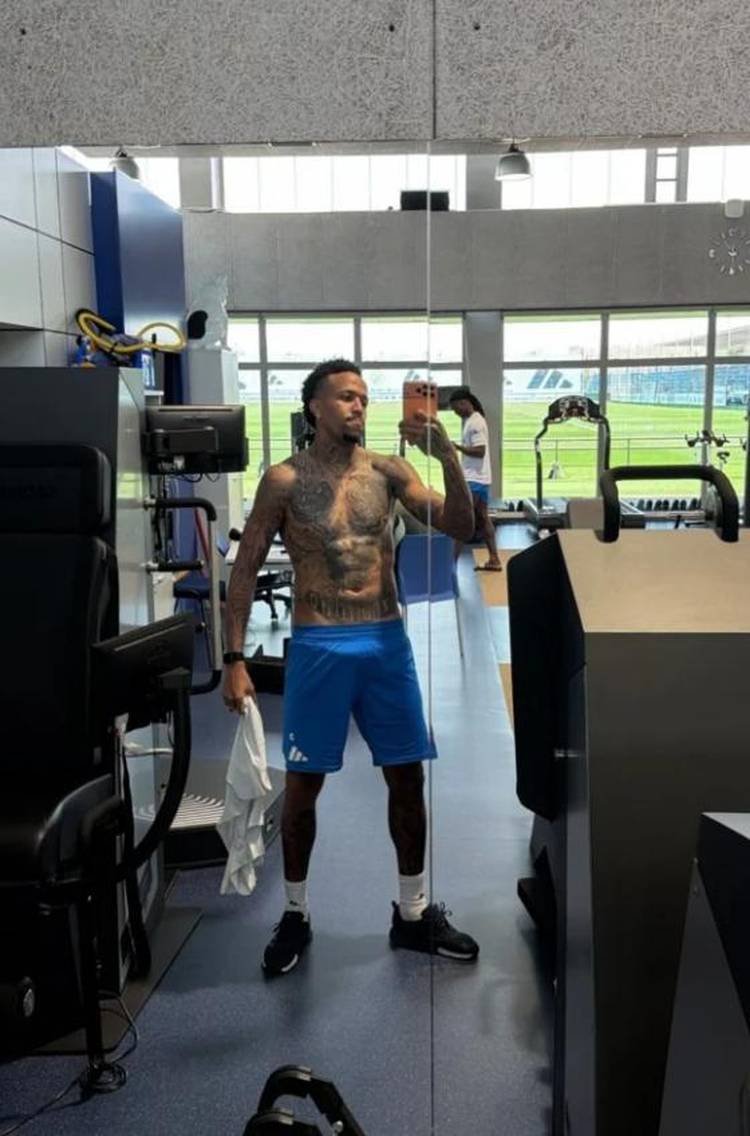 �der Milit�o posando para foto em frente ao espelho