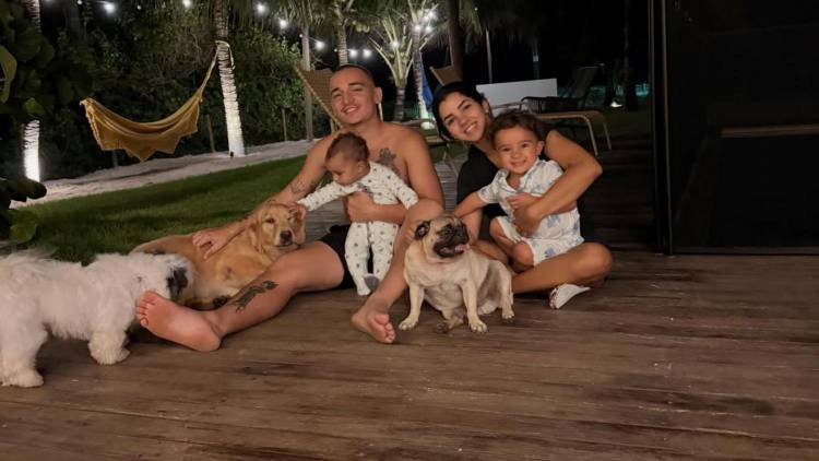 Ary Mirelle se emociona ao viajar sem os filhos e expõe dificuldade