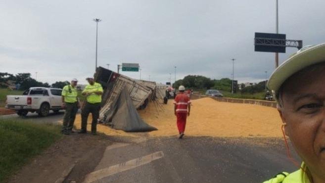 BH: Anel � totalmente liberado ap�s interdi��o por tombamento de caminh�o