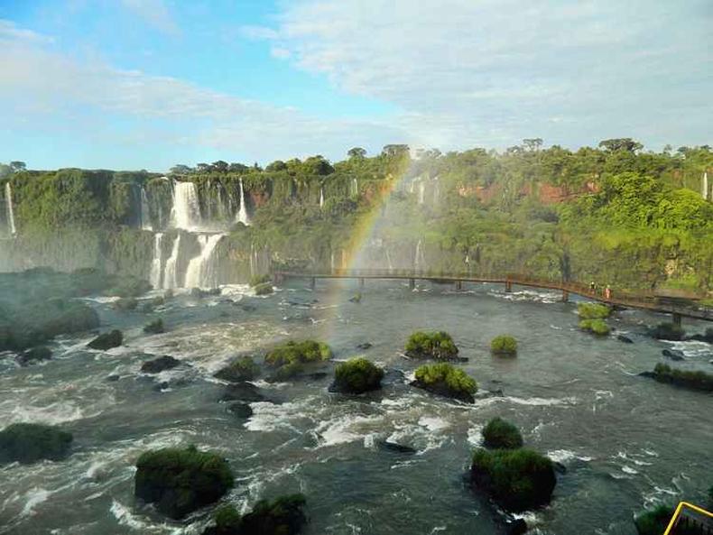 Belos arco-íris surgem em vários pontos das cataratas(foto: Elizabeth Colares/EM/D.A Press) Belos arco-íris surgem em vários pontos das cataratas