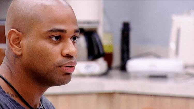 Cezar Black conversa com brothers na cozinha da Xepa no BBB 23