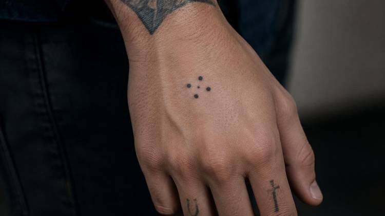 Tatuagem de cinco pontos na mão: o significado por trás do símbolo