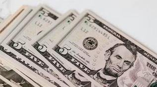 Dólar oscila com foco na guerra entre EUA e Irã