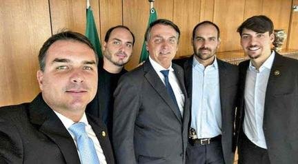 Moraes autoriza visitas dos filhos de Bolsonaro, mas deixa Eduardo de fora