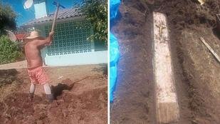 Homem cava quintal de casa para plantar horta e acha caix�o com ossada - foto: Redes sociais / Pol�cia Militar