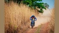 A Ténéré 700 inspira a Coleção Ténéré da Yamaha Store ao traduzir o DNA adventure da marca para o vestuário. Com referências ao Rally Dakar e à estética off-road, a linha conecta o legado das trilhas ao lifestyle urbano do dia a dia.