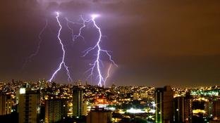 Temporais estão chegando: saiba como evitar acidentes com a rede elétrica 