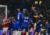 Goleiro do Chelsea comete falhas bizarras e 'entrega' dois gols ao Arsenal; v�deos