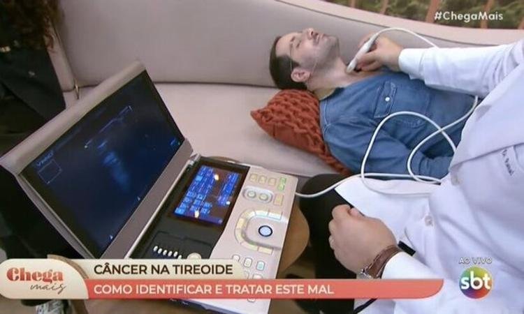 Apresentador do SBT descobre ao vivo n�dulo na tireoide: 'Em p�nico'