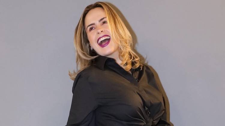 Ana Paula Renault reage a ironia sobre sa�da do 