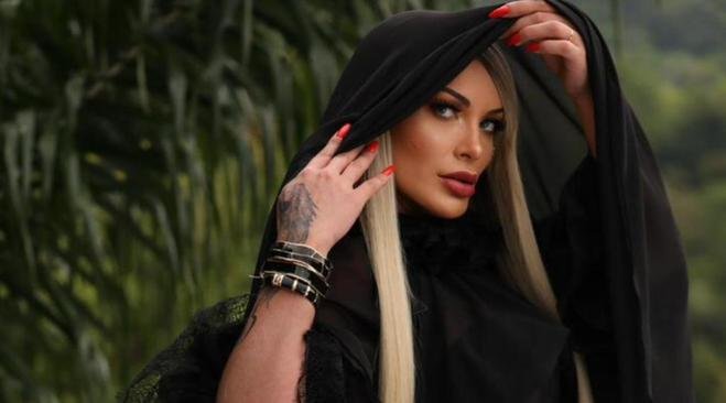 Andressa Urach se joga em nova profiss�o e lan�a �lbum musical
