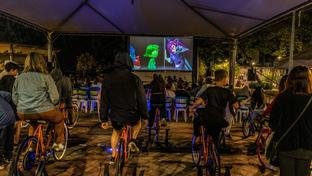 Cinema ao ar livre movido a energia limpa de bicicletas estreia em Penha (SC)