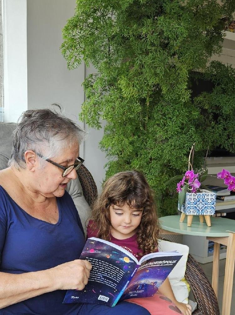 Vov e netinha conectadas na leitura