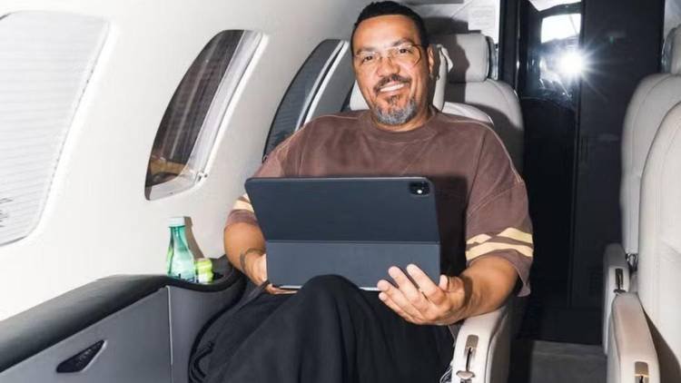 Cantor utiliza a aeronave para conseguir dar conta de sua agenda lotada