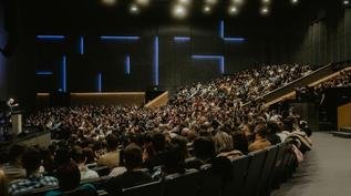 Contratar palestrantes para um evento exige estratégia; veja o que avaliar