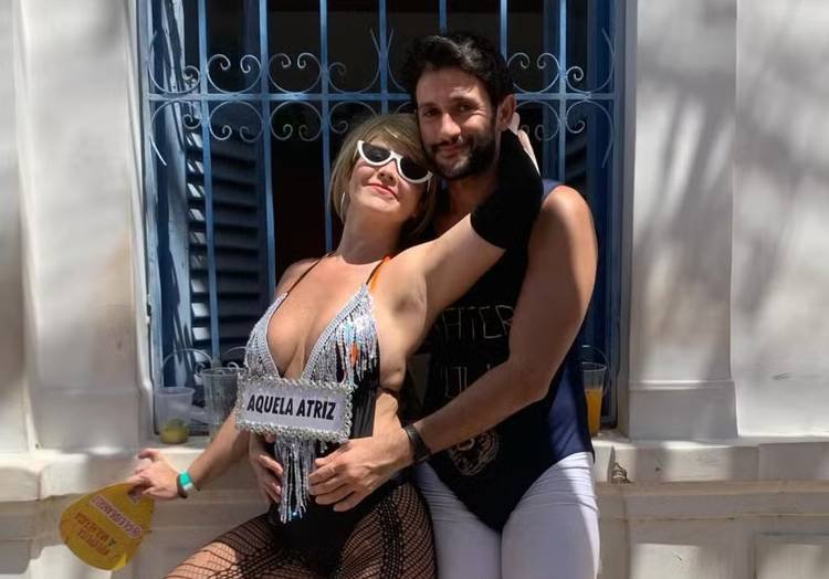 Samara Felippo confessa desejo de beijar outros fora do namoro

