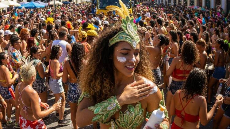 Pele protegida no Carnaval: o que realmente funciona entre glitter e sol