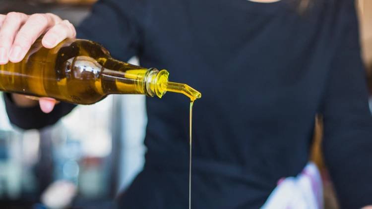 Pode usar azeite como lubrificante? Especialistas explicam os riscos