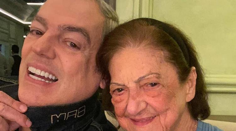 Marco Antonio de Biaggi homenageia m�e falecida: 