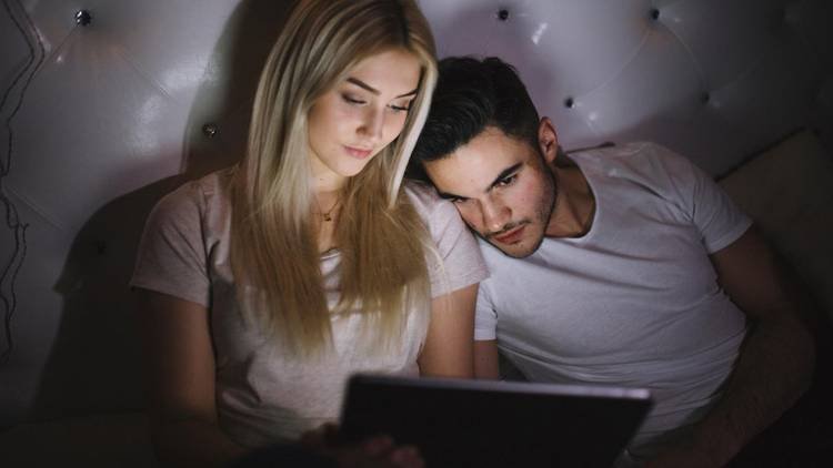 Relacionamento com IA: por que algumas pessoas estão criando vínculos com parceiros virtuais