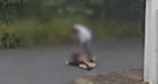 V�deo forte: ex-namorado espanca menina de 14 anos