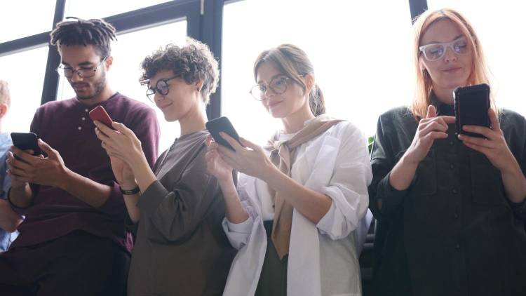 Checar o celular o tempo todo pode revelar padrões do seu comportamento