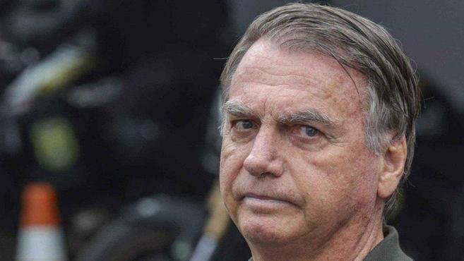 Est�vel, Bolsonaro j� se alimenta com dieta pastosa