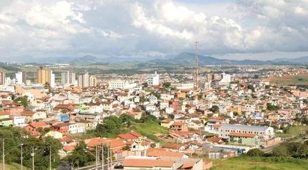 Crian�a � levada pela correnteza enquanto brincava em c�rrego