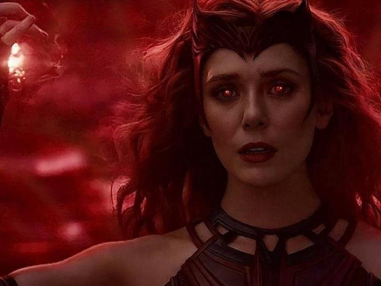 Elizabeth Olsen como Feiticeira Escarlate