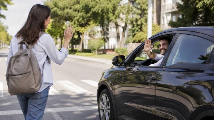 Interação amigável no cruzamento de rua