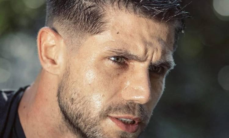 Jonas Sulzbach paga aposta e surge pelado no 