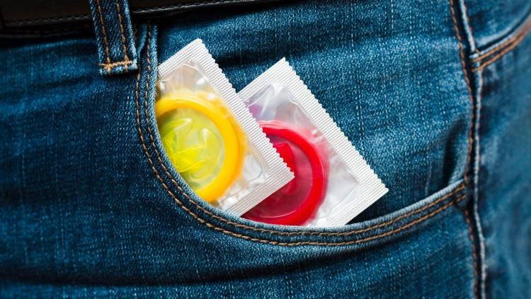 A camisinha está perdendo espaço entre os jovens? Entenda a mudança de comportamento