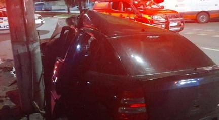 MG: Motorista perde o controle da dire��o e morre esmagado por poste