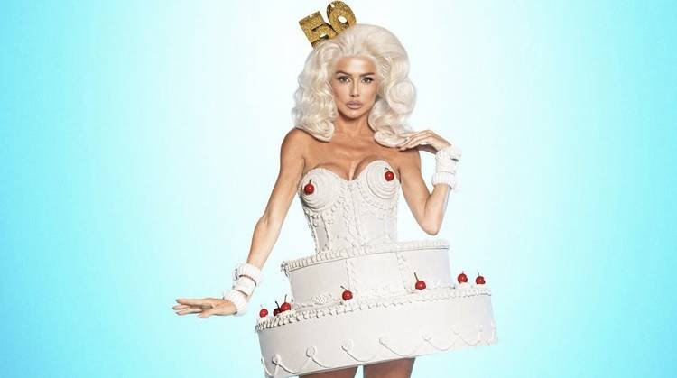 Deborah Secco surge vestida de bolo para os 50 anos da revista 