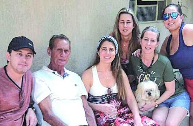 JOS� POUGELUPE - JOS� POUGELUPE
Pa� � algu�m para se orgulhar, algu�m para se agradecer e, especialmente, algu�m para se amar. Feliz Dia dos Pais! Seus filhos!