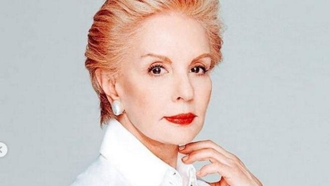 10 looks elegantes para mulheres 50+, de acordo com Carolina Herrera