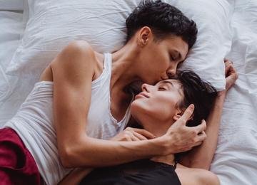 Sexo lésbico: intimidade vai muito além das posições