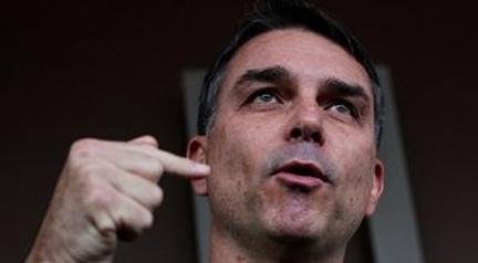 Fl�vio Bolsonaro candidato? O vai e vem de senador na corrida pela Presid�ncia