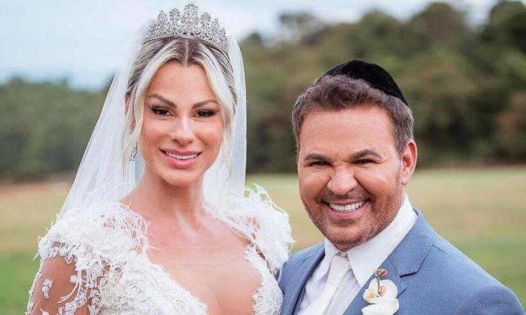 Eduardo Costa presenteia a mulher com carr�o de luxo: 'Olha a m�quina'