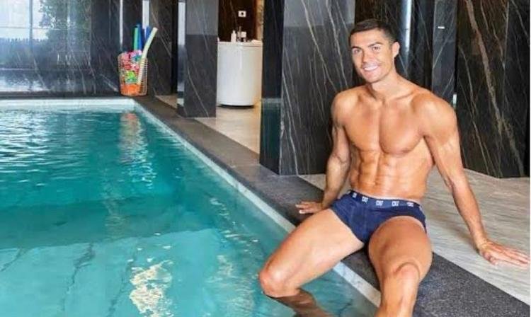 Cristiano em piscina 