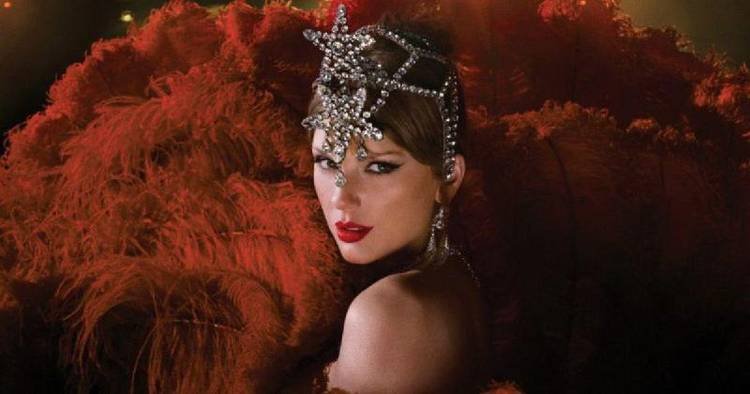 Taylor Swift exibe anel de noivado durante entrevista